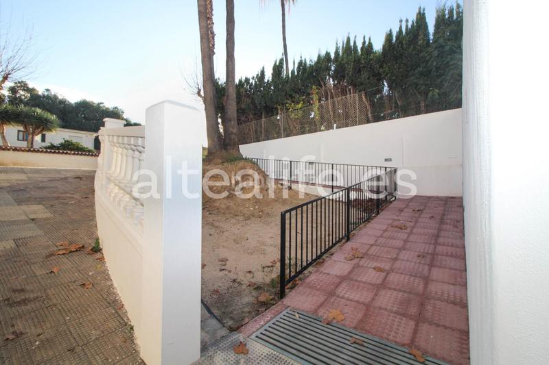Foto 92f61b20-217a-4c20-98e1-dd33cf62284e. Aparcament cotxe a L´Albir Alfàs del Pi (l´)