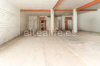 Location Local commercial  Calle conde de altea. Amplio local comercial con parking en el centro de altea