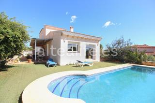 Xalet  Carrer capellá. Villa con piscina y exterior en la zona de la nucía