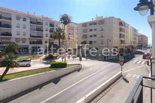 Apartament  Carrer garganes. Apartamento en esquina con balcones en el centro de altea