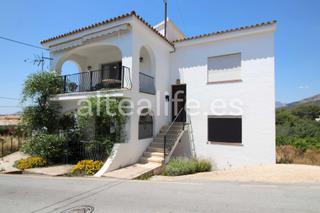Xalet  Cam font del garroferet. Villa con 2 apartamentos en el centro de altea la vieja