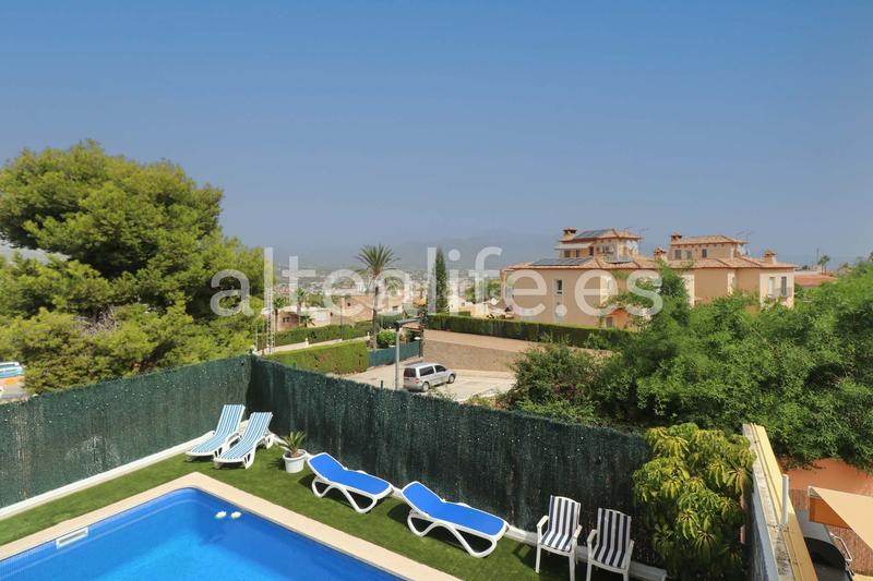 Foto 71ff4401-27d7-41d3-9bff-0fbf29d884b9. Casa a schiera con riscaldamento parcheggio piscina in Alfàs del Pi (l´)