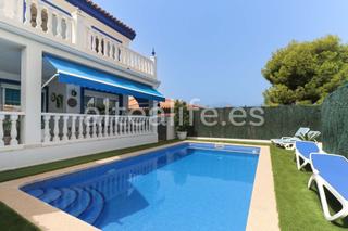 Casa adosada  Carrer pinsà. Villa adosada con piscina privada y terrazas en el albir