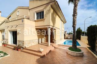 Casa adossada  Calle l'alacantí. Casa pareada con piscina privada en la zona de alfaz del pi