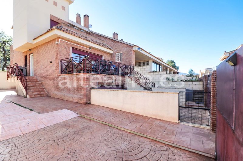 Foto 2f8b2ccb-f1da-4127-8e4a-2618972d9e7c. Casa adossada amb xemeneia calefacció aparcament piscina a Nucia (la)