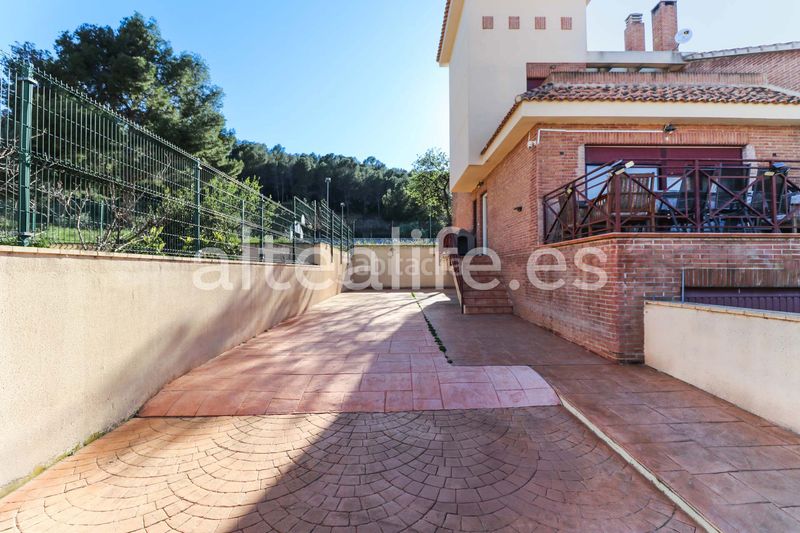 Foto 90a00cf7-9ca8-4519-9bb9-0f6a29e6d2de. Casa adossada amb xemeneia calefacció aparcament piscina a Nucia (la)