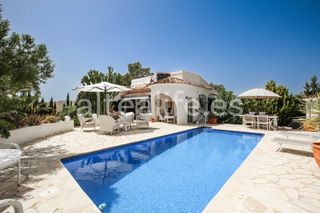 Chalet  Carrer bassa 10. Villa en venta en altea la vieja con piscina y jardín | paradiso