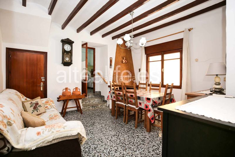 Foto 548a5c3d-f27b-4189-9f9a-81fc788b87ce. Casa adossada amb xemeneia aparcament a Casco urbano Polop