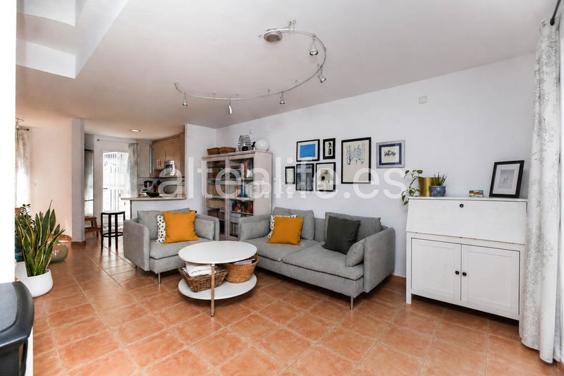 Foto 2073d597-e2c2-41c4-8012-792f63b18407. Casa adossada amb xemeneia aparcament piscina a Montebello - Nou Espai Nucia (la)