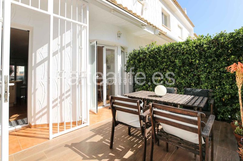 Foto 33212212-c433-43bd-b321-114d0b564b5e. Casa adossada amb xemeneia aparcament piscina a Montebello - Nou Espai Nucia (la)