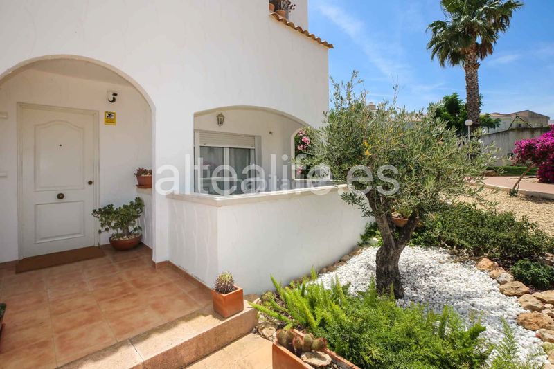 Foto 3ff9dcdc-774a-4b47-86a3-17bf694b396c. Casa adossada amb xemeneia aparcament piscina a Montebello - Nou Espai Nucia (la)