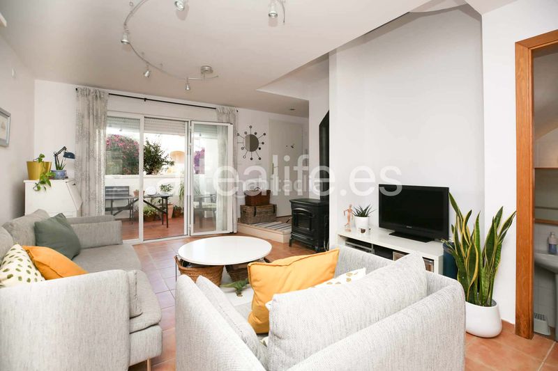 Foto 4687233b-92ae-4009-95b7-9ba8d0de5b70. Casa adossada amb xemeneia aparcament piscina a Montebello - Nou Espai Nucia (la)