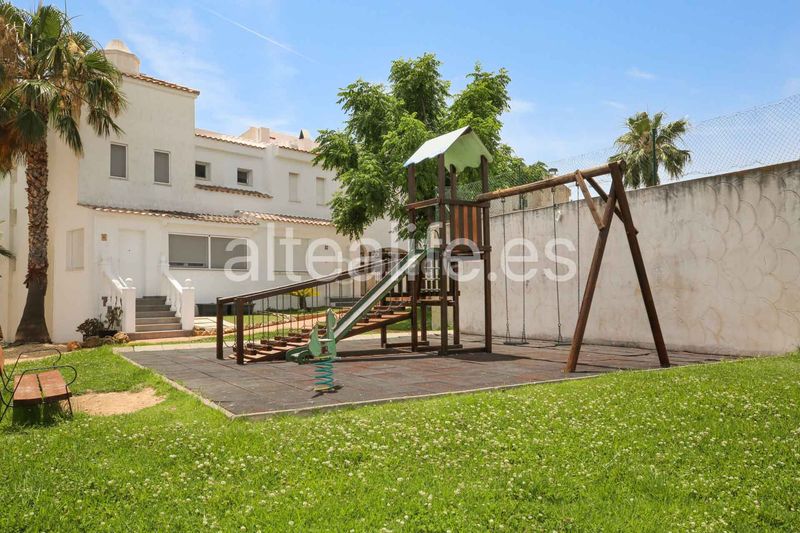 Foto 4e97f647-4ef4-435a-a302-3c24bfea2200. Casa adossada amb xemeneia aparcament piscina a Montebello - Nou Espai Nucia (la)