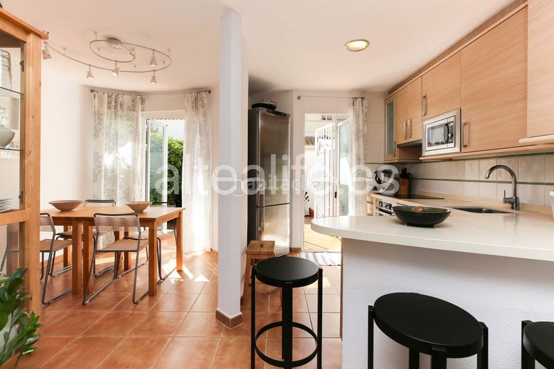 Foto 58d943f4-632c-425d-a896-d68a262e9f8b. Casa adossada amb xemeneia aparcament piscina a Montebello - Nou Espai Nucia (la)
