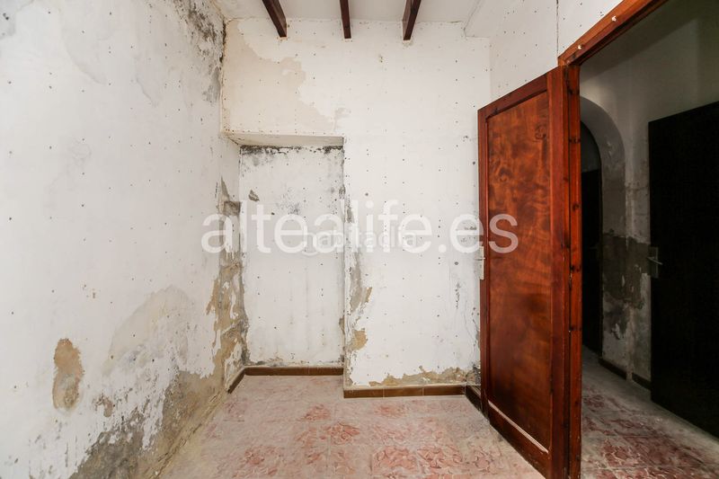 Foto a50bcff6-8efb-41d1-923d-6bd3cc97d71a. Casa adossada amb xemeneia a Altea ciudad Altea