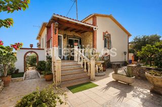 Chalet  Carrer acacies 15. Villa con dos viviendas, jardín y posibilidad de piscina en barr