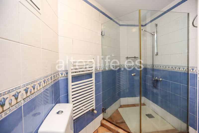 Foto 05995211-b061-4faf-a24e-777f59fde509. Alquiler apartamento en cap-negret 5 apartamento bajo en primera linea de playa en la zona de cap negret en Altea