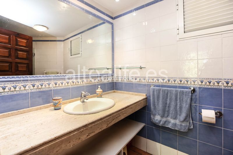 Foto 254700e9-f1b4-4164-b6fc-91723fd33b97. Alquiler apartamento en cap-negret 5 apartamento bajo en primera linea de playa en la zona de cap negret en Altea