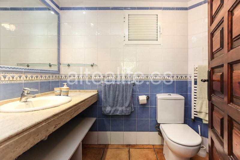 Foto 7fc82058-a6f8-4383-b80e-a81ecf95ed53. Alquiler apartamento en cap-negret 5 apartamento bajo en primera linea de playa en la zona de cap negret en Altea