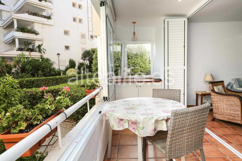 Foto 89b747e0-9302-421b-ac4c-92dc48c24f48. Alquiler apartamento en cap-negret 5 apartamento bajo en primera linea de playa en la zona de cap negret en Altea