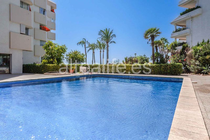 Foto c67a4f85-a194-484f-b25b-ba233db39c42. Alquiler apartamento en cap-negret 5 apartamento bajo en primera linea de playa en la zona de cap negret en Altea
