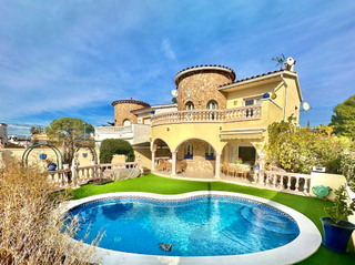 Maison  N/a. Increíble casa a pocos metros del mar con piscina privada y expo