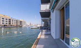 Casa adossada a Carrer port moxo 75. En venta casa con amare totalmente reformada en empuriabrava