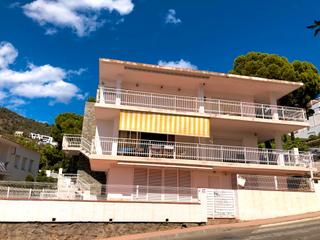 Gebäude in Avinguda de josé díaz pacheco 59. En venta edificio en primera linea de mar roses canyelles