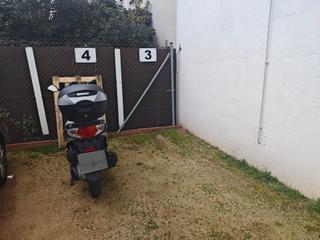 Rent Motorcycle parking in Centre. Párking de moto en alquiler en roses