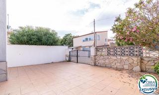 Casa adossada a Carrer montgrí 30. Empuriabrava!! casa de 4 dormitorios con jardín a pocos metros d