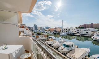 Estudi a Avinguda de la platja 99. Bonito estudio con terraza y vistas al canal