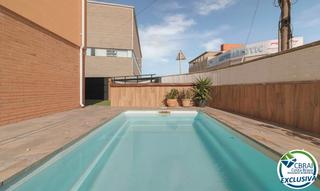 Casa adossada a Passatge a puigmal 510. Casa con piscina en puigmal, empuriabrava