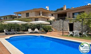 Chalet in Carrer de la muntanyeta 23. Villa con piscina palau-saverdera