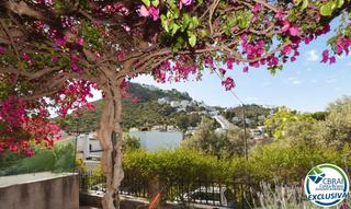 Apartament a Carrer de la pedrera 7. Amplio apartamento con jardín privado cerca de la playa y del ce