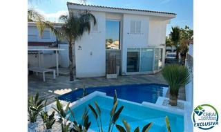 Xalet a Carrer falconera 24. Empuriabrava hermosa casa moderna con piscina y amarre cerca de