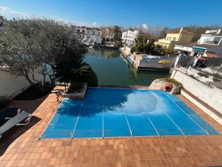 Xalet a Carrer llobregat 53. En venta casa con amarre y piscina.