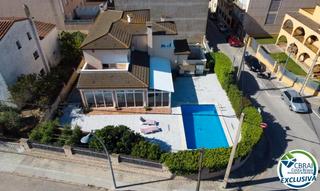 Xalet a Carrer puigmal 24. Casa grande con piscina, garaje en lote de esquina en zona tranq