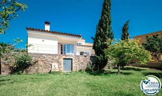 Xalet a Carrer de bernat desclot 27. ¡espectacular casa con jardín y todo el confort, ubicada en la z