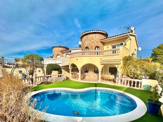 Chalet à Carrer de sant morí 43. Encantadora casa con su diseño cómodo y acogedor a pocos metros