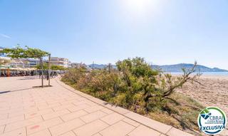 Apartament a Carrer de bernat metge 1. Apartamento reformado en roses, a solo 30 metros de la playa