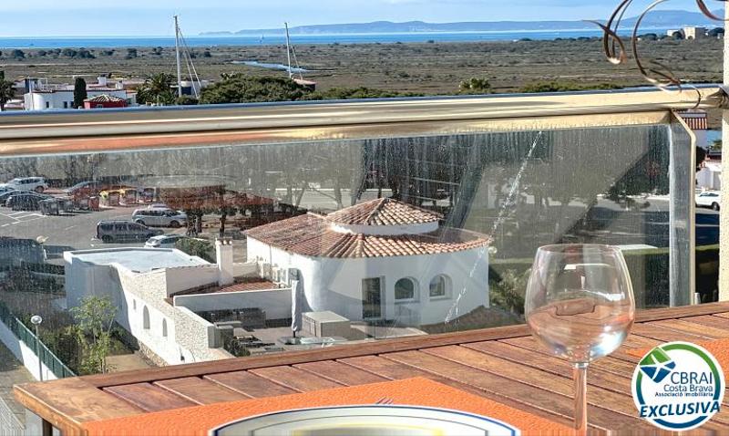 Foto 90436569-b779-407a-a161-a8753a26fc93. Apartamento en avinguda pastor 1 en venta - , costa brava – magnífico apartamento de 1 dormitorio con vistas al mar y al canal en Roses
