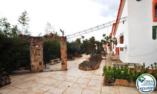Casa a Nord. Casa con jardín y dos apartamentos.