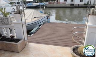 Casa aparellada a Carrer port joan 51. Venta de casa con gran amarre en santa margarita, roses
