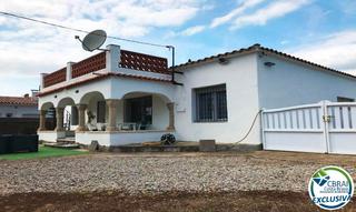 Xalet a Carrer baix camp 4. Amplia casa con piscina en venta en mas boscà roses