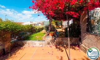 Apartament a Carrer de la pedrera 7. Amplio apartamento con jardín privado cerca de la playa y del ce
