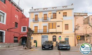 Casa a Plaça de l\'ajuntament 2. Venta de edifico completo en el centro de la jonquera.