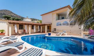 Xalet a Carrer castella 5. Villa completamente renovada con 3 apartamentos, piscina y garaj