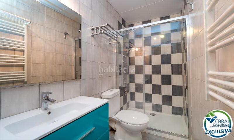 Foto 0b470e18-8900-42b0-afcd-3c61e5b80761. Piso en carrer poblat típic-gregal 3 apartamento de dos dormitorios, aparcamiento privado y licencia turística. en Empuriabrava