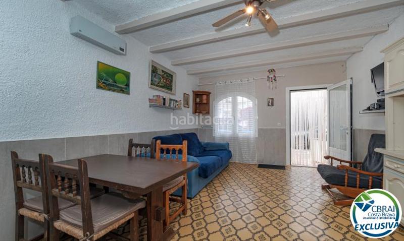 Foto 5e974cf8-ddce-4fb7-a17d-a97ab037c7e5. Piso en carrer poblat típic-gregal 3 apartamento de dos dormitorios, aparcamiento privado y licencia turística. en Empuriabrava