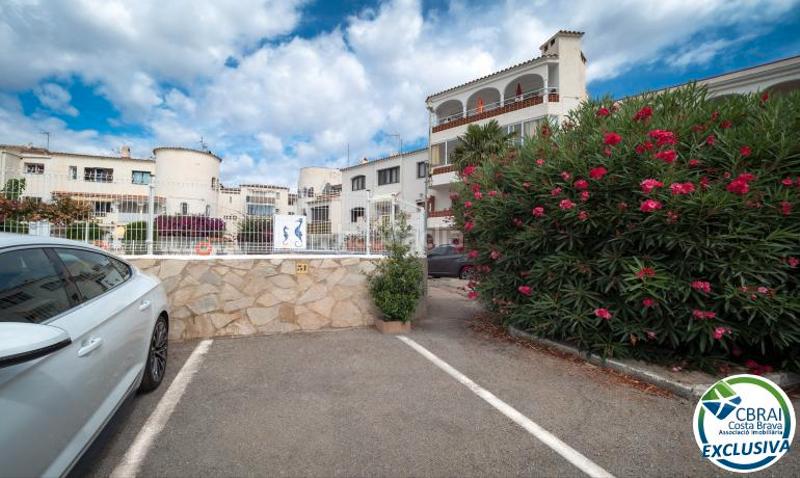 Foto 99a1ce3e-41b8-43fd-9872-57249040cf22. Piso en carrer poblat típic-gregal 3 apartamento de dos dormitorios, aparcamiento privado y licencia turística. en Empuriabrava